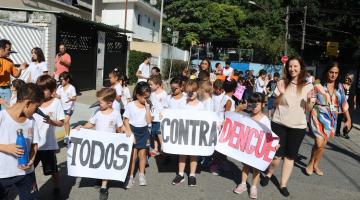 Alunos de Santos fazem passeata para conscientização sobre a dengue