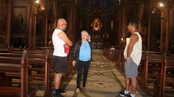 vovó sabe tudo atende duas pessoas em igreja. #paratodosverem