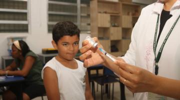 Percorrendo as escolas municipais, campanha já aplicou 2.168 vacinas neste semestre em Santos