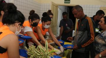 universitárias servem pizza para homem #paratodosverem