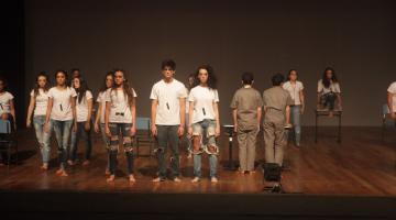 Alunos se apresentam em teatro #pracegover 