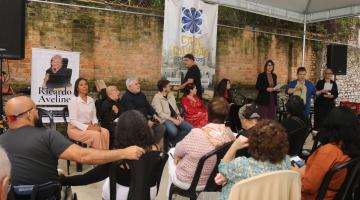 pessoas reunidas em sala. #paratodosverem