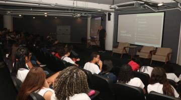 Estudantes e jovens aprendizes participam de palestras sobre inteligência artificial e cyberbullying em Santos