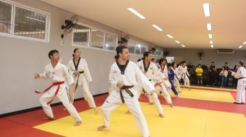 atletas fazendo movimentos de tae kwon do #paratodosverem