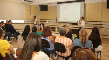 mulheres assistem a palestra #paratodosverem