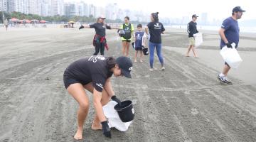 Semana do Meio Ambiente se encerra em Santos com limpeza na praia em defesa dos oceanos
