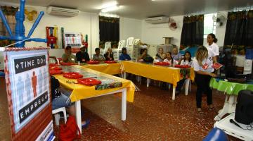 Alunos estão sentados na mesa durante o curso #pracegover 