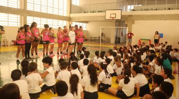 Equipe santista de basquete feminino incentiva esporte em escola da Zona Noroeste