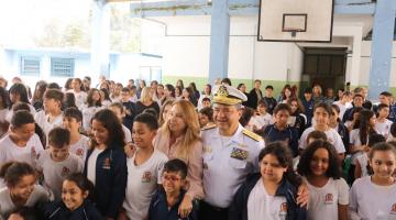 Almirante de Esquadra da Marinha do Brasil é homenageado na escola municipal que estudou em Santos