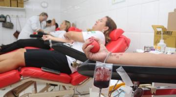 mulheres doando sangue #paratodosverem