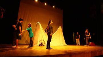 alunos de teatro em palco #paratodosverem 