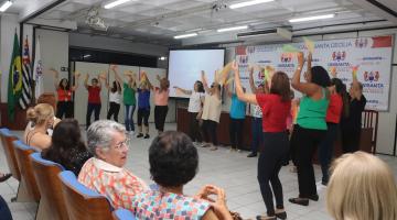 mulheres em pé balançando fitas #paratodosverem 