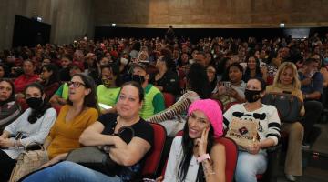 pessoas sentadas nas poltronas do teatro #paratodosverem