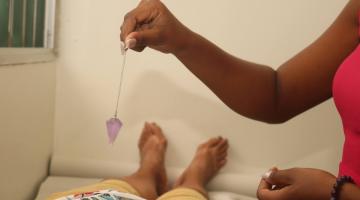 Mês da Mulher:  pacientes de policlínica de Santos realizam sessão de terapia com cristais