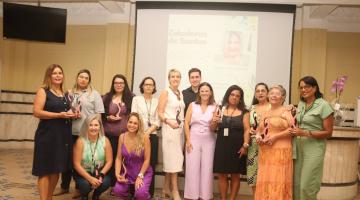 zeladoras posam com os troféus #paratodosverem 