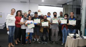 alunos posam para foto com diploma #paratodosverem