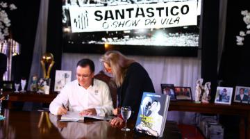Livro sobre o Santos F.C é lançado na Unisanta