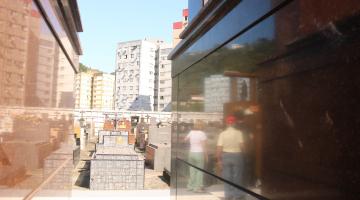 reflexo de visitantes em túmulo de cemitério. #paratodosverem