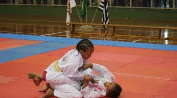 duas meninas lutando no tatame #paratodosverem
