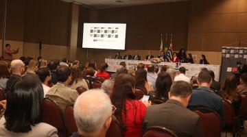 pessoas assistem palestra no auditório. #paratodosverem