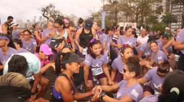 mulheres uniformizadas fazem aquecimento para corrida. #paratodosverem