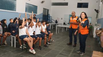 crianças interagem em palestra com agentes da defesa civil. #paratodosverem