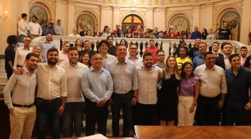 grupo de pessoas reunidas na sala princesa isabel posa para foto. #paratodosverem