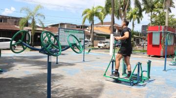 homem faz exercício em equipamento de academia ao ar livre. #paratodosverem