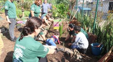 pessoas fazendo plantio #paratodosverem
