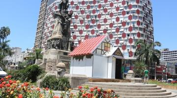 casinha do papai noel com fachada no estilo enxaimel na praça da independência. #paratodosverem