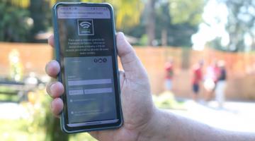 mão segura smartphone. #paratodosverem 