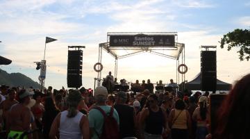 Palco do Santos Sunset na Ponta da Praia. #Paratodosverem