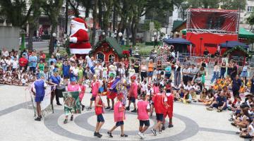 Mais de 500 alunos da educação integral em Santos fazem apresentação na Praça Mauá