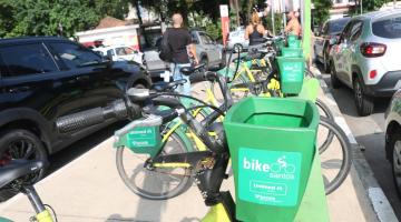 bicicletas do bike santos em estação. #paratodosverem