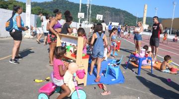 crianças brincando nos brinquedos #paratodosverem
