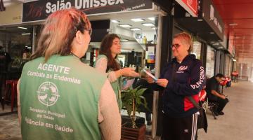Centro de compras em Santos recebe ação educativa contra o Aedes aegypti