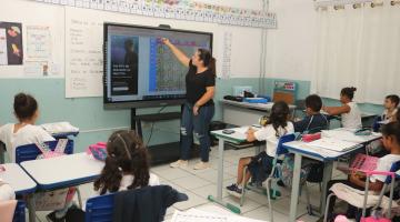 crianças na sala de aula #paratodosverem