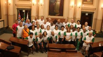 equipe de atletas posa para foto na sala princesa isabel. #paratodosverem 