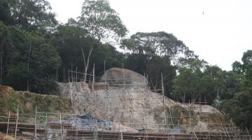 Pedra ganha proteção em obra que dará mais segurança a moradores de morro de Santos