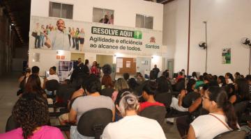 pessoas sentadas esperando atendimento no Resolve Aqui. #paratodosverem 