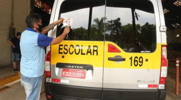 Homem cola adesivo na traseira da van escolar #paratodosverem