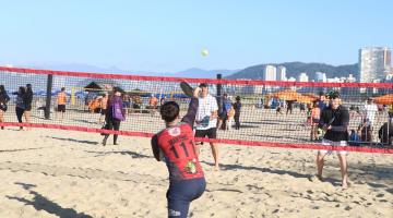 Campeonato Santista de Beach Tennis leva mais de 200 atletas à praia do Boqueirão 
