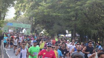 Largada da corrida do Santista de Pedestrianismo. #Paratodosverem