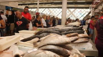 pessoas comprando no mercado de peixes #paratodosverem