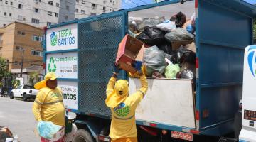 operários colocam lixo em caminhão #paratodosverem