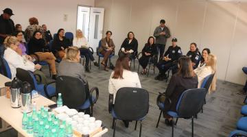 mulheres estão sentadas com cadeiras em círculo. #paratodosverem 