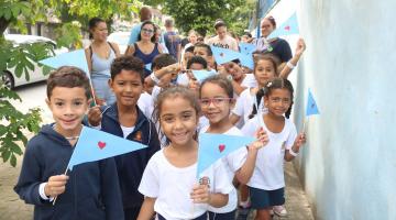 crianças fazem passeata com bandeiras azuis #paratodosverem 