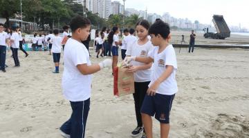 crianças recolhendo lixo #paratodosverem