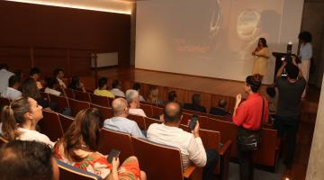 pessoas acompanhando palestra no auditório #paratodosverem 