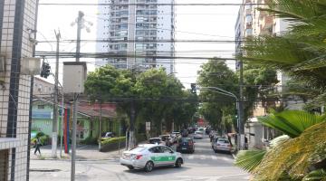 cruzamento de avenida e câmera de monitoramento em poste. #paratodosverem